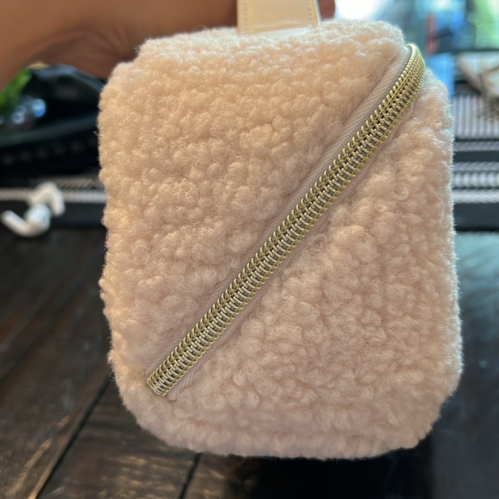 Shiseido teddy makeup bag 🖤 - Picture 8 of 9